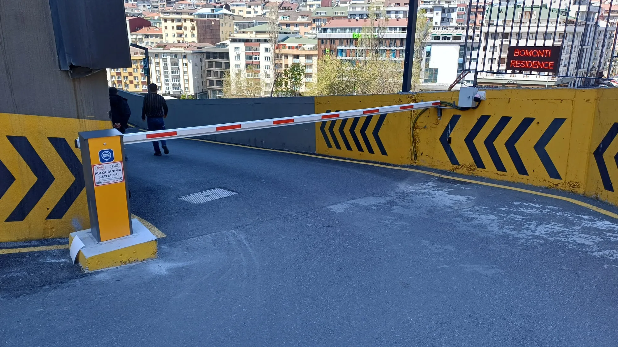 Plaka tanıma entegreli kollu bariyer saha kurulumu