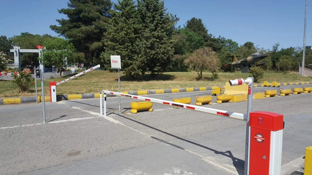 Kurumsal tesis girişinde kollu bariyer ve kamera direği