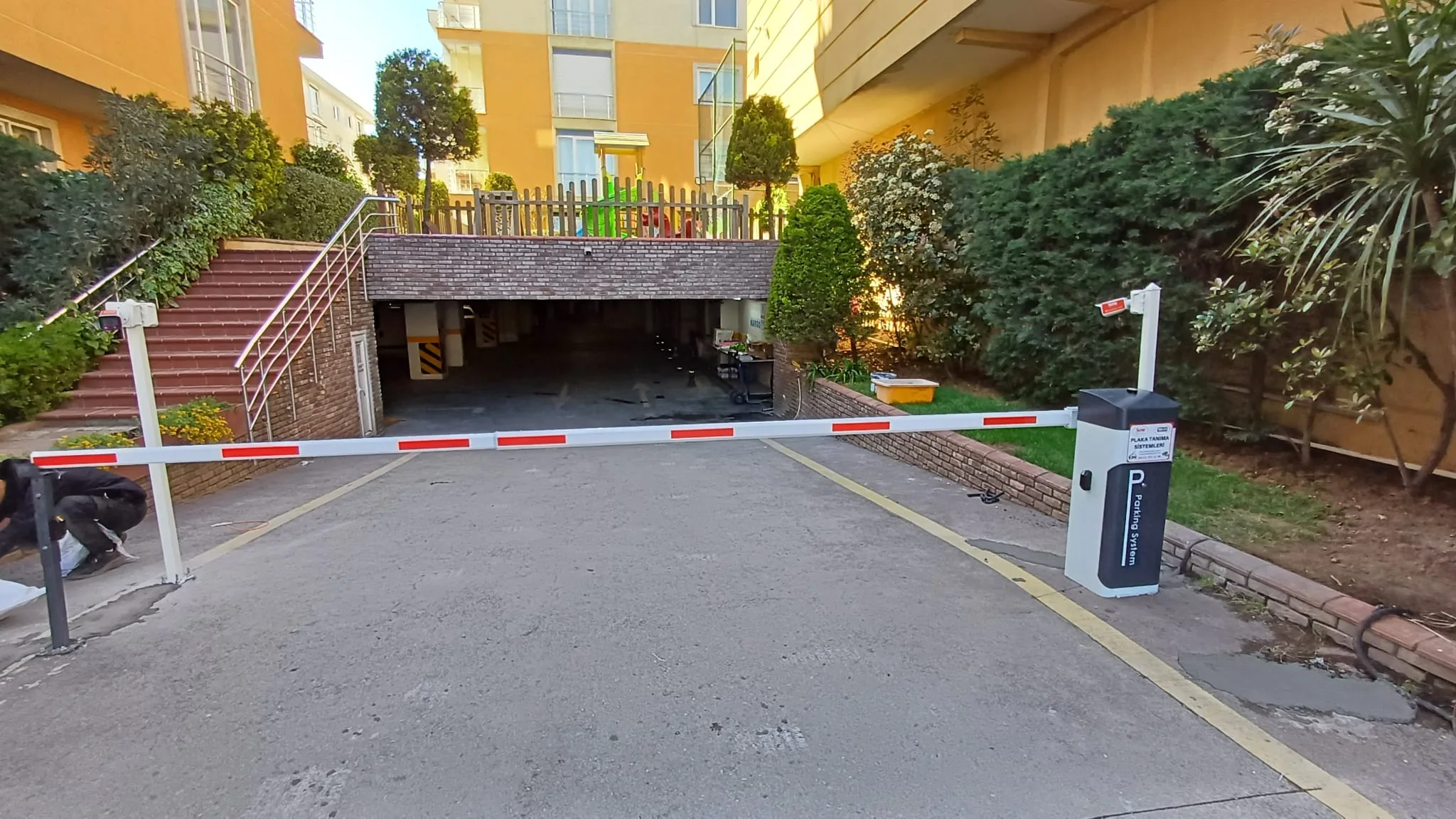 Villa bahçe girişi bariyer kontrol ünitesi ve yeşil alan
