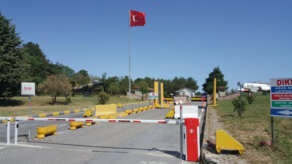 Askeri tesis girişi bariyer, Türk bayrağı ve araç uyarı levhası