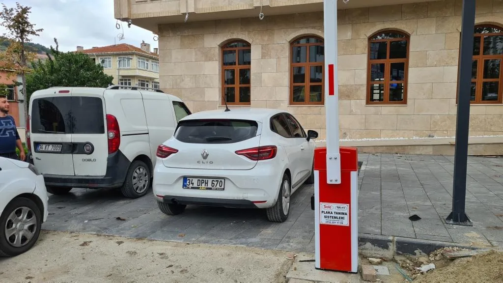 Belediye binası girişinde kırmızı kollu bariyer