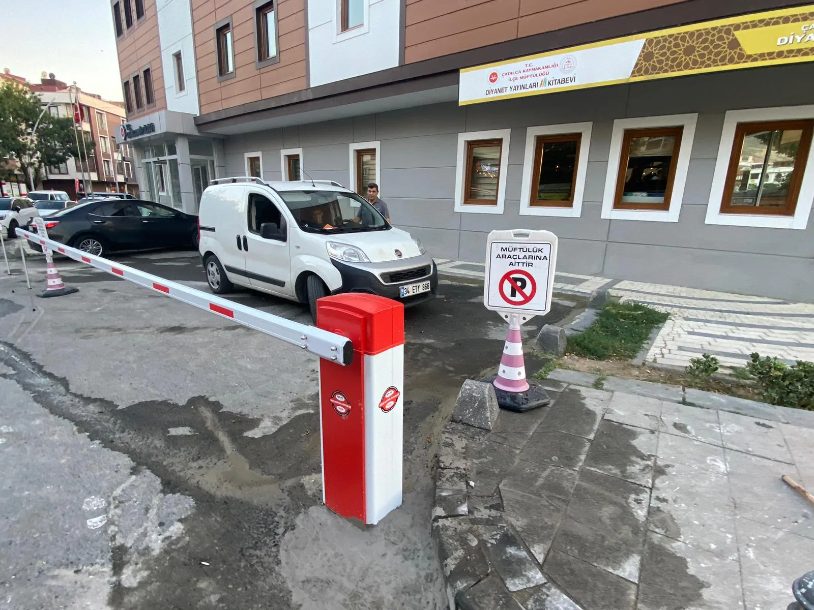 Çatalca Müftülüğü girişinde kollu bariyer ve araç uyarı levhası