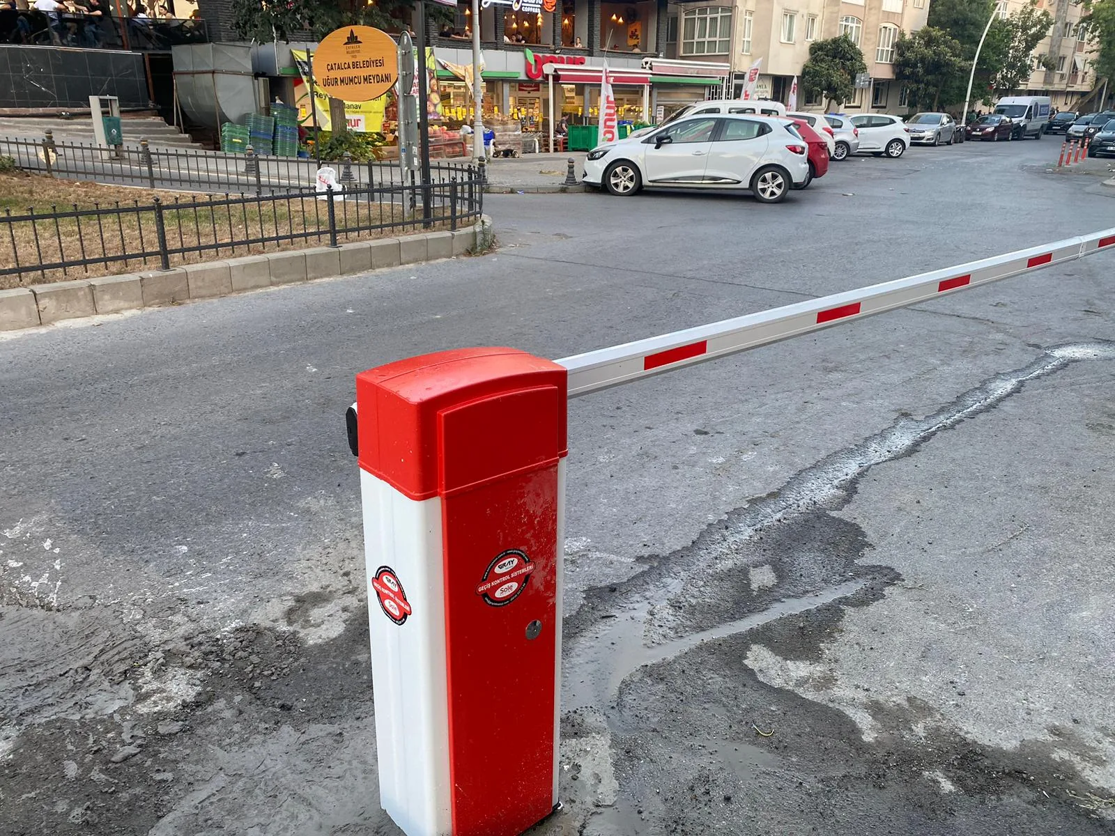 Çatalca Belediyesi meydan girişinde kollu bariyer