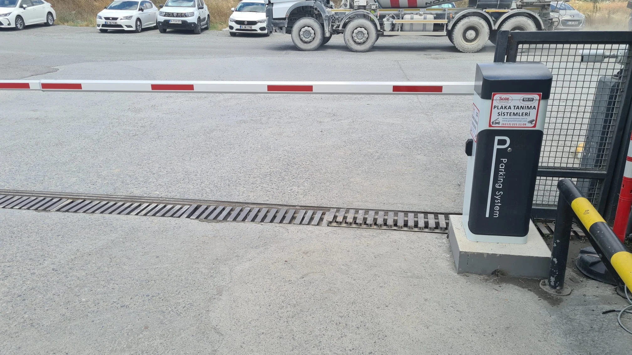 Otopark girişi kollu bariyer montajı