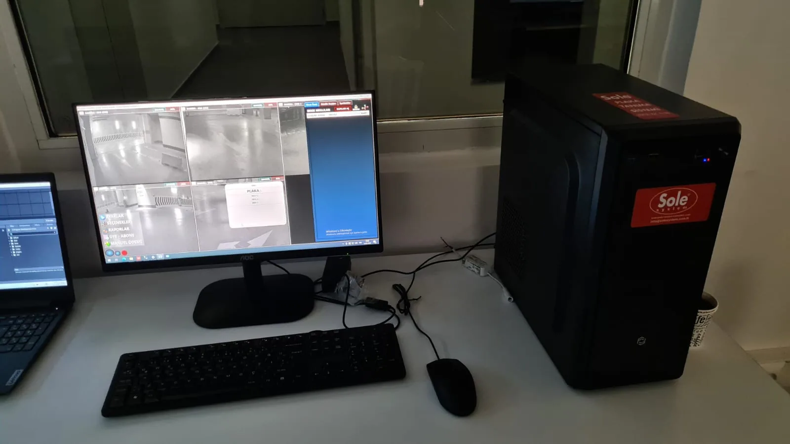 Operatör masasında kamera izleme monitörü ve Sole PC kasası
