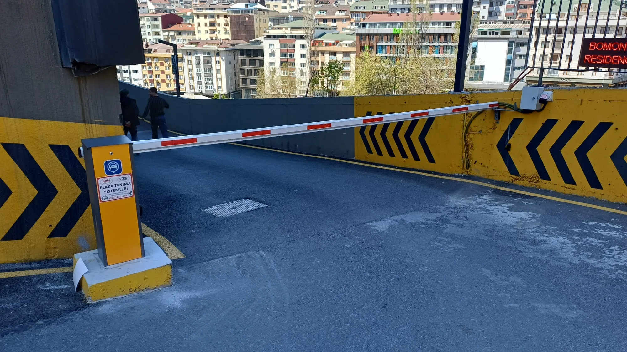 Bomonti Residence tek kapıdan giriş-çıkış kollu bariyeri ve LED tabela