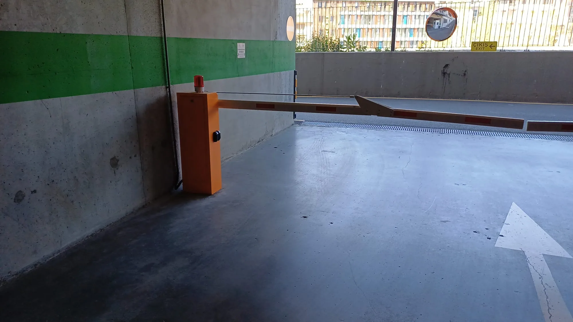 Kapalı otopark çıkışında bariyer ve flaşör
