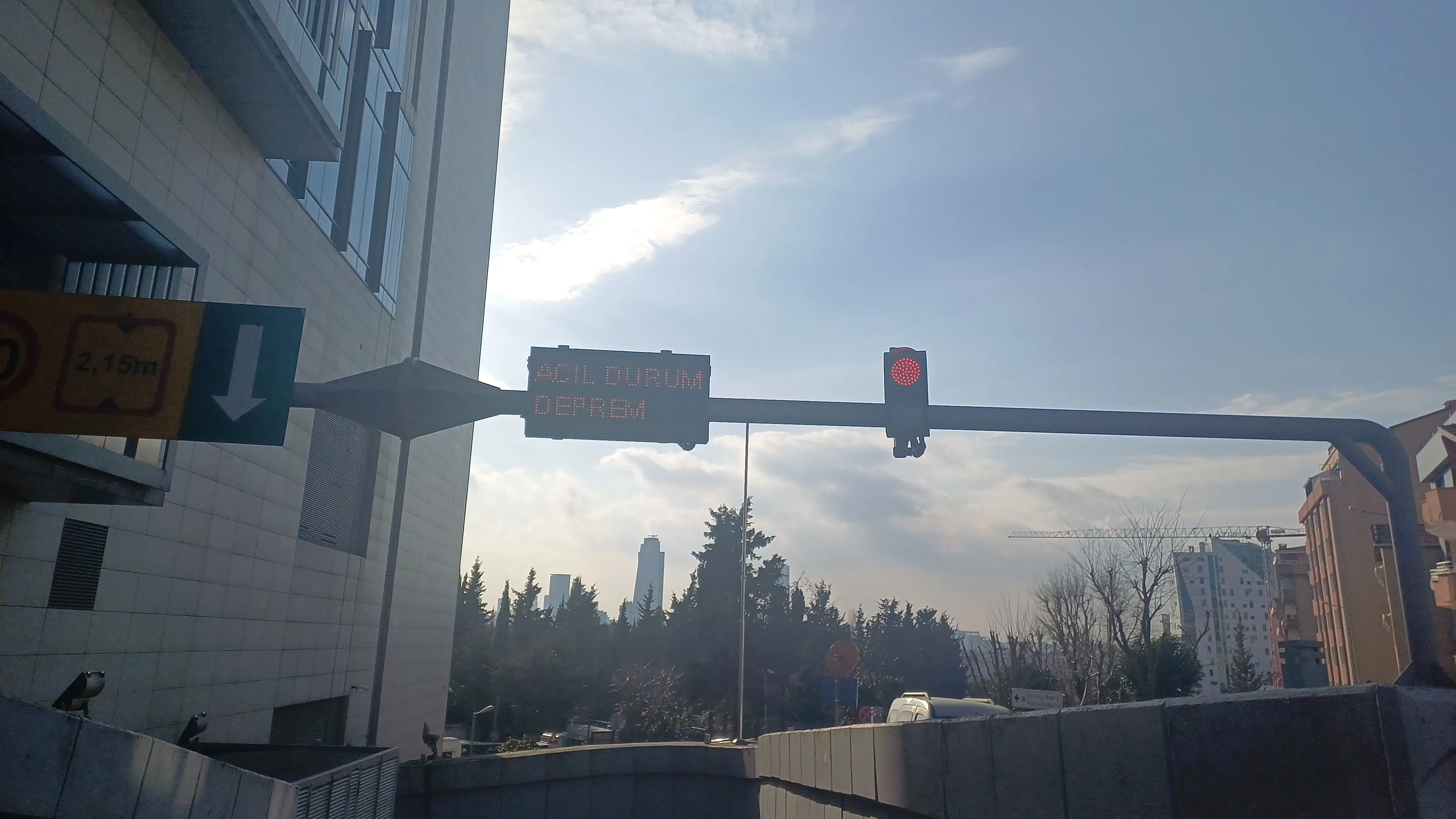 Otopark girişi üstünde ACİL DURUM DEPREM LED ekranı ve trafik ışığı