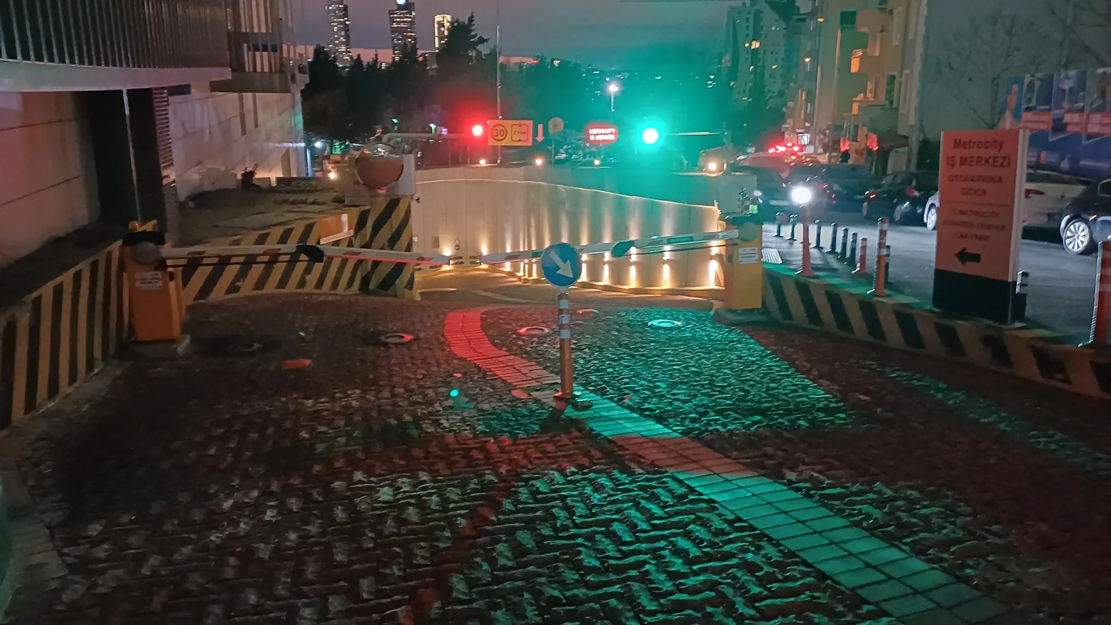 Metrocity iş merkezi otopark girişi bariyer ve yön ışıkları gece