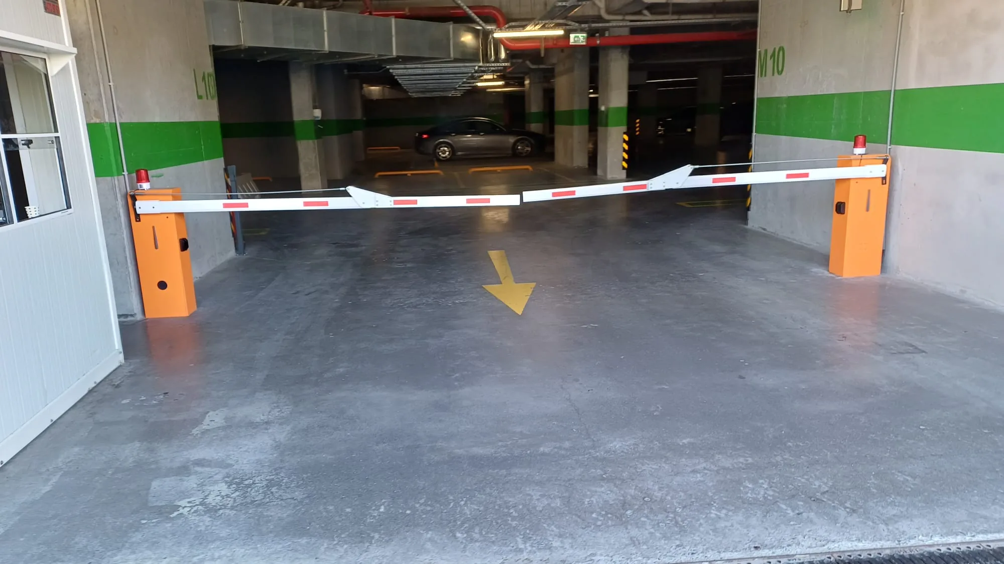 Bomonti Residence kapalı otopark girişinde çift kollu bariyer