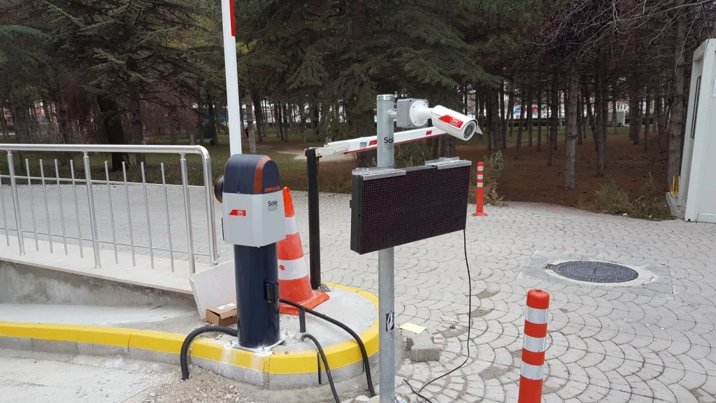 Site girişi plaka tanıma kamerası ve LED tabela