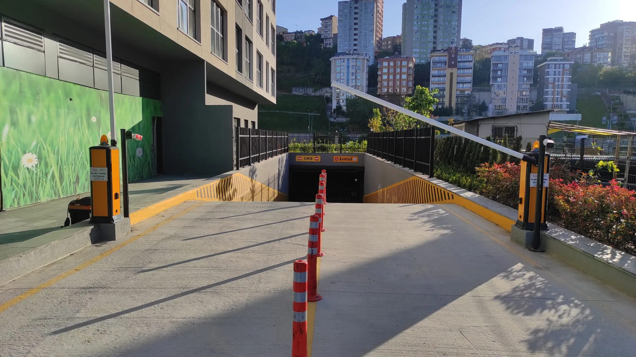 Site kapalı otopark rampası çift bariyer