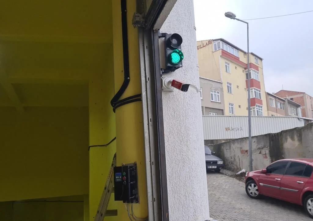 Site garaj girişi kamera ve trafik ışığı