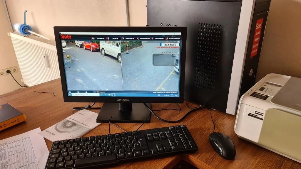 Plaka tanıma yazılımı ekranı ve kontrol bilgisayarı