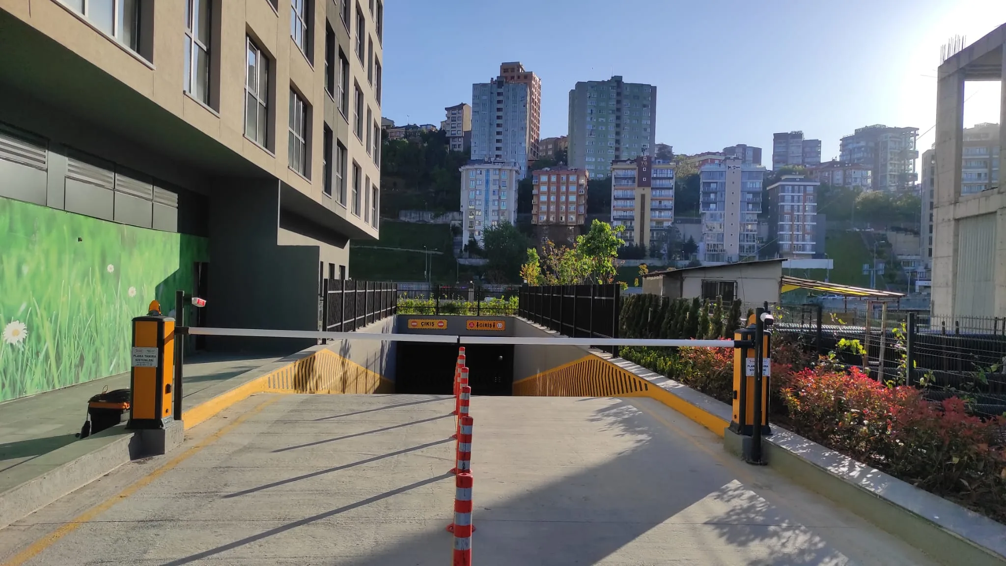 Apartman girişi otomatik bariyer ve giriş/çıkış tüneli