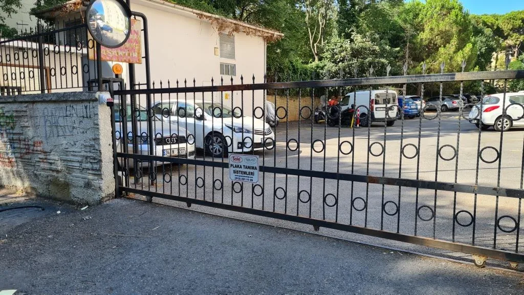 Plaka Tanıma Sistemleri tabelalı site aracı girişi