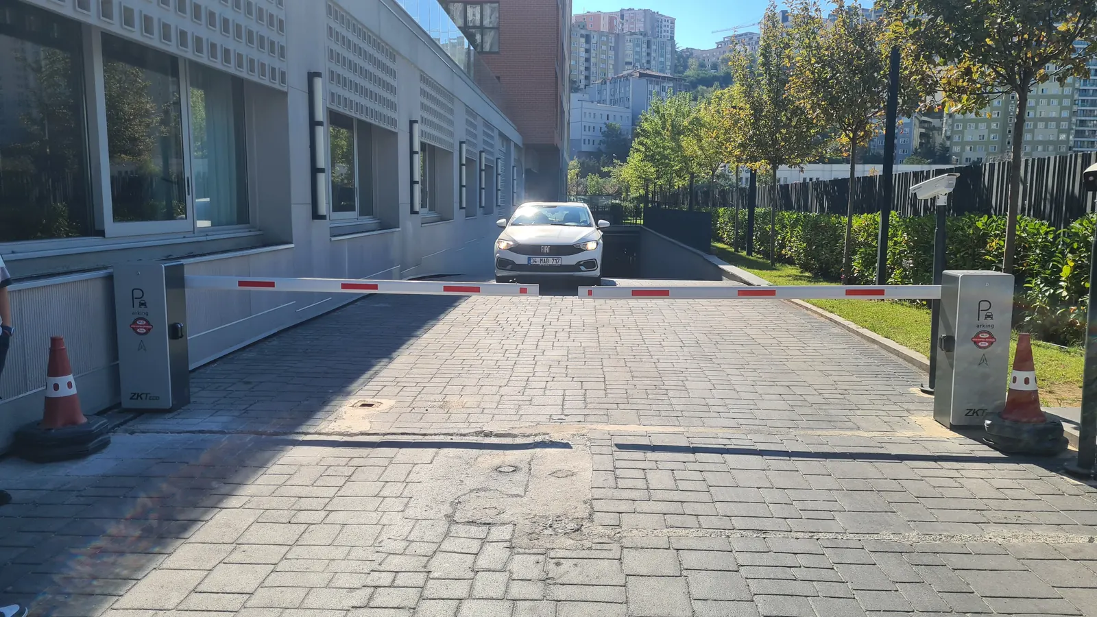 Ofis sitesi otopark girişinde bariyer ve plaka tanıma kamerası