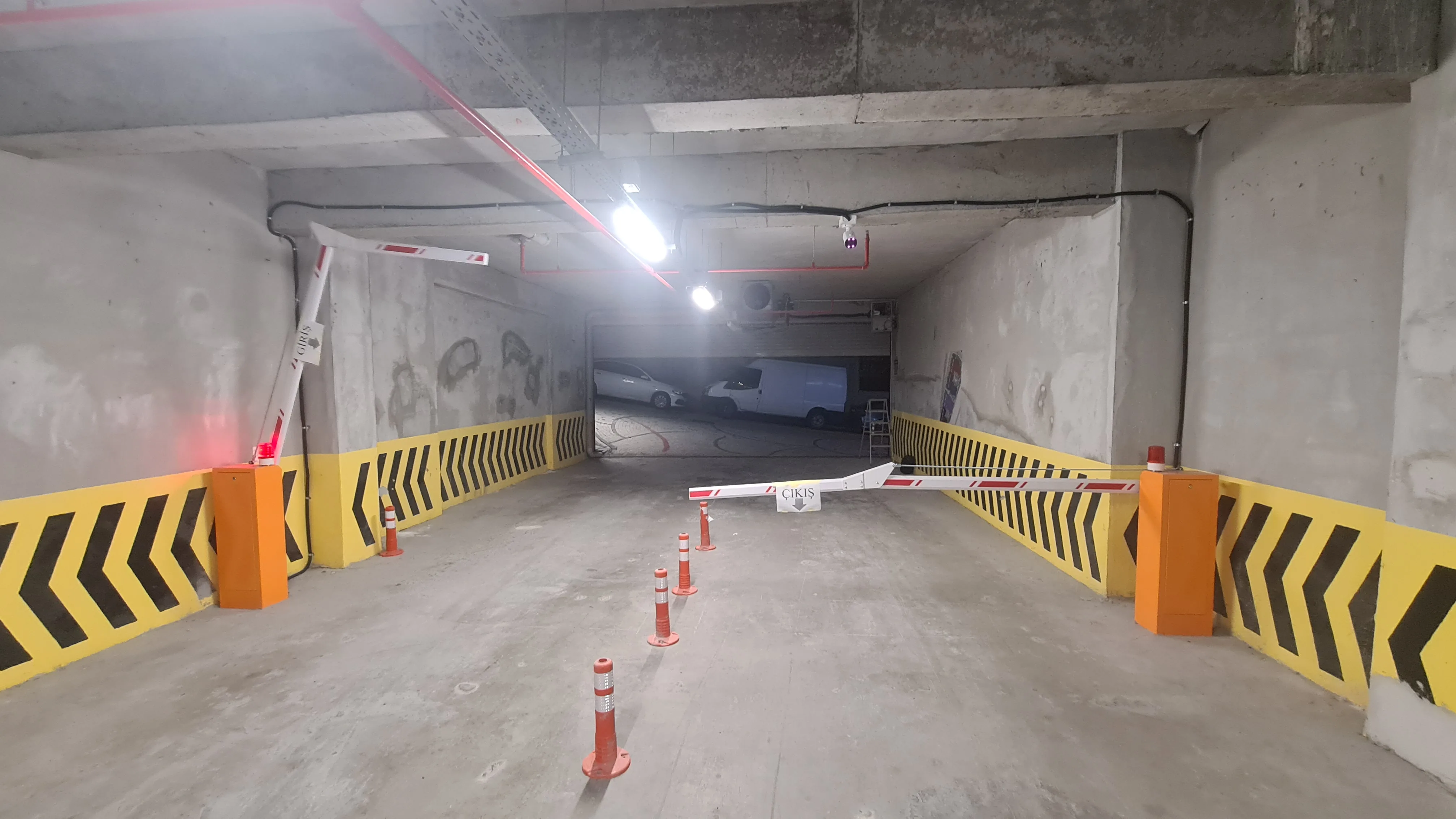 Kapalı otopark girişi giriş/çıkış bariyerleri