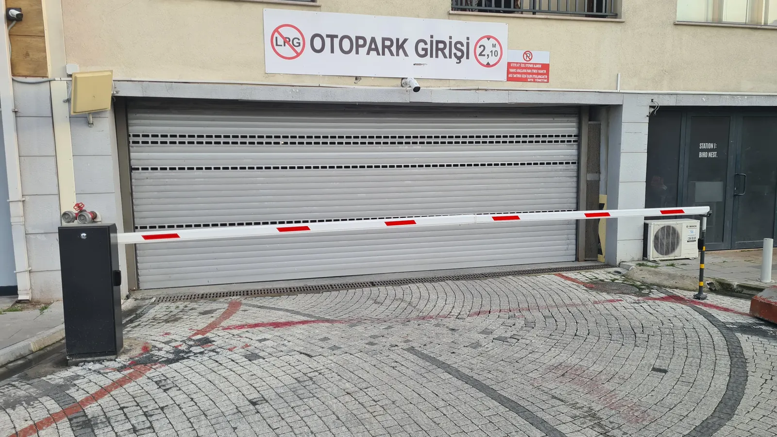 Otopark girişi panjur kapı üzerinde bariyer ve kamera montajı