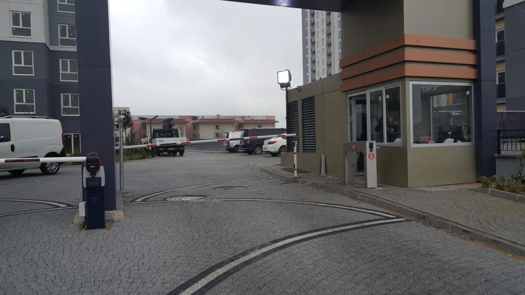 Site girişi güvenlik kulübesi ve bariyer sistemi