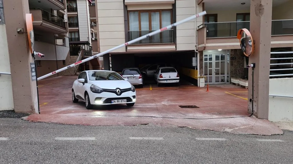 Apartman otoparkı bariyer geçiş anı