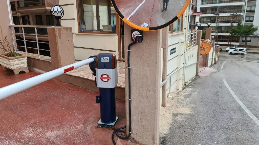Bina girişi bariyer ve plaka tanıma kamerası montajı