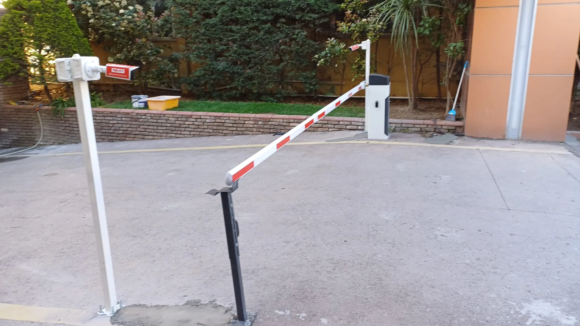 Çift bariyer direği kamera montajı