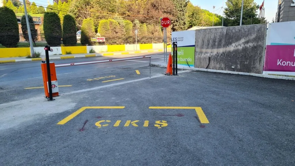 Ofis sitesi otopark girişinde ZKTeco bariyer ve kamera